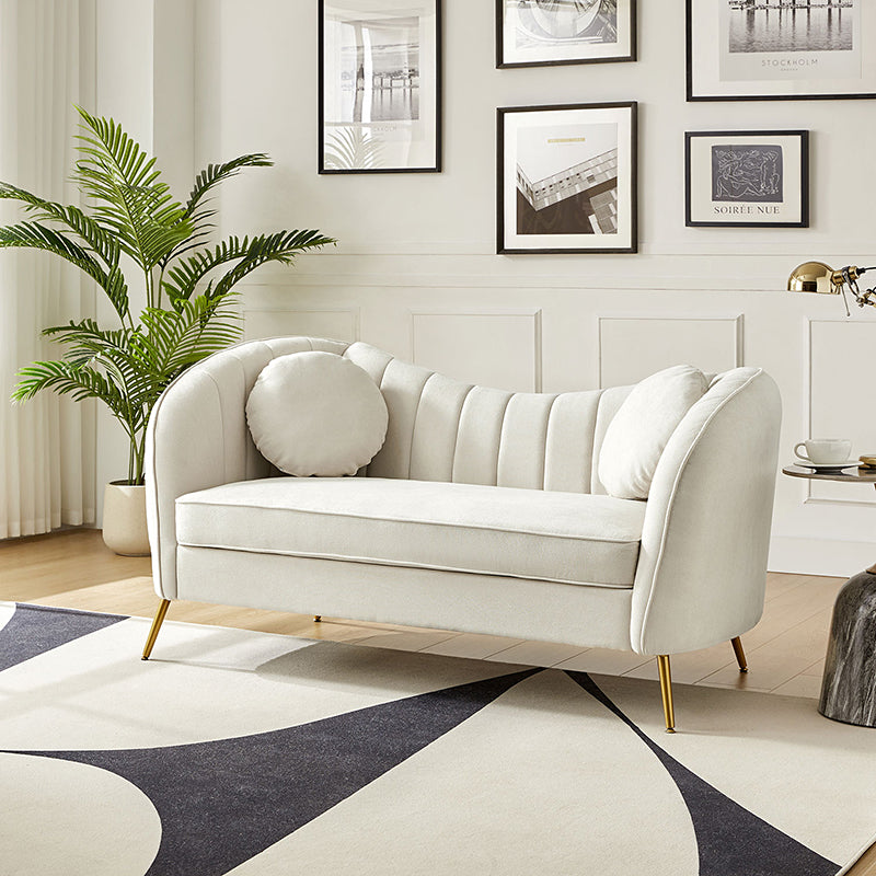Emilio Loveseat mit goldenen Beinen und Plüschkissen