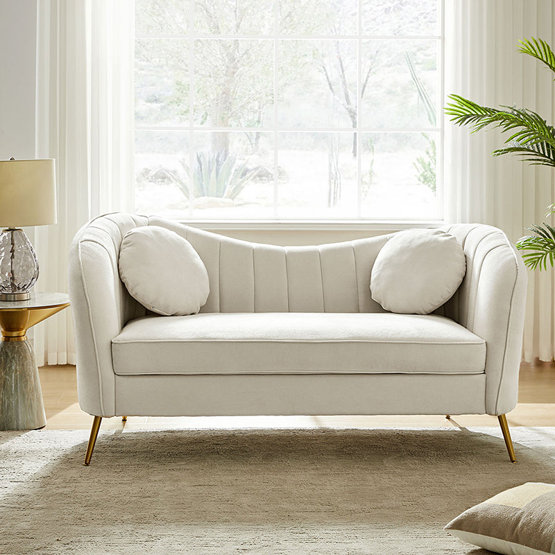 Emilio Loveseat mit goldenen Beinen und Plüschkissen